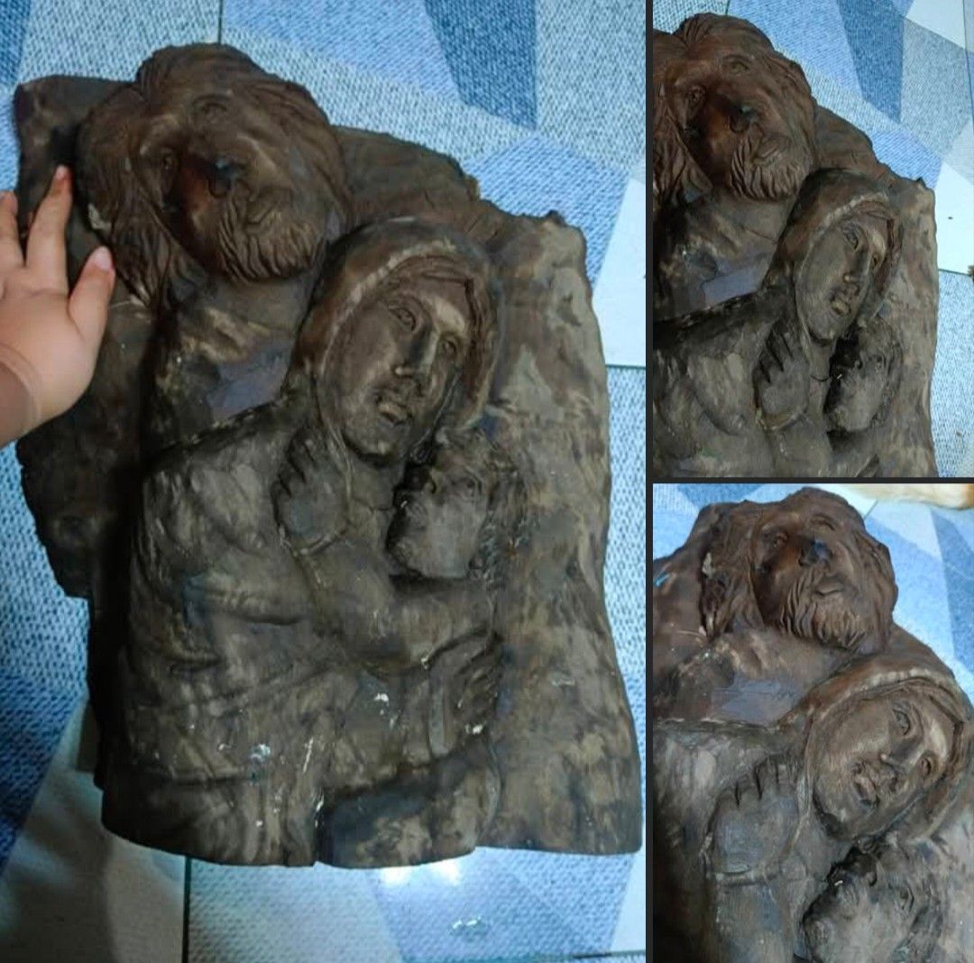 Holy Family Wood (Category: Vintage Collectibles) located in Mandaluyong City. Submitted by theforgottentreasures (Listing ID 1469307156, Image 1). Description: 5500 pesos!!! 📌 Vintage Holy Family 18 x 18 inches solid heavy wood what you see is what you get.