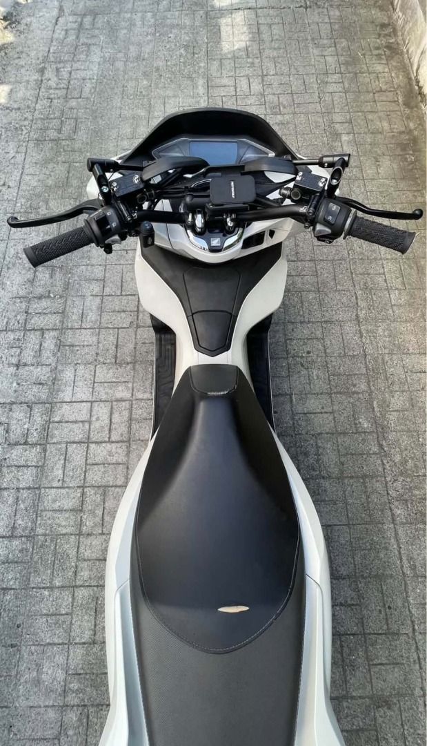 HONDA - 2021 PCX 160 ABS (Category: Motorbikes for Sale) located in Caloocan City. Submitted by fiercefalcon.044bac (Listing ID 1469176114, Image 3). Description: Honda - PCX 160 ABS 2021 - 2022 acquired - complete orig papers - 2 remote key - open deed of sale (first owner) - with id & signature - 26,000 odo reading - all stock engine - every 1,500 km change oil - every 3,000 km gear oil - piaa horn - x1 plus senlo60 watts (mini driving light) -