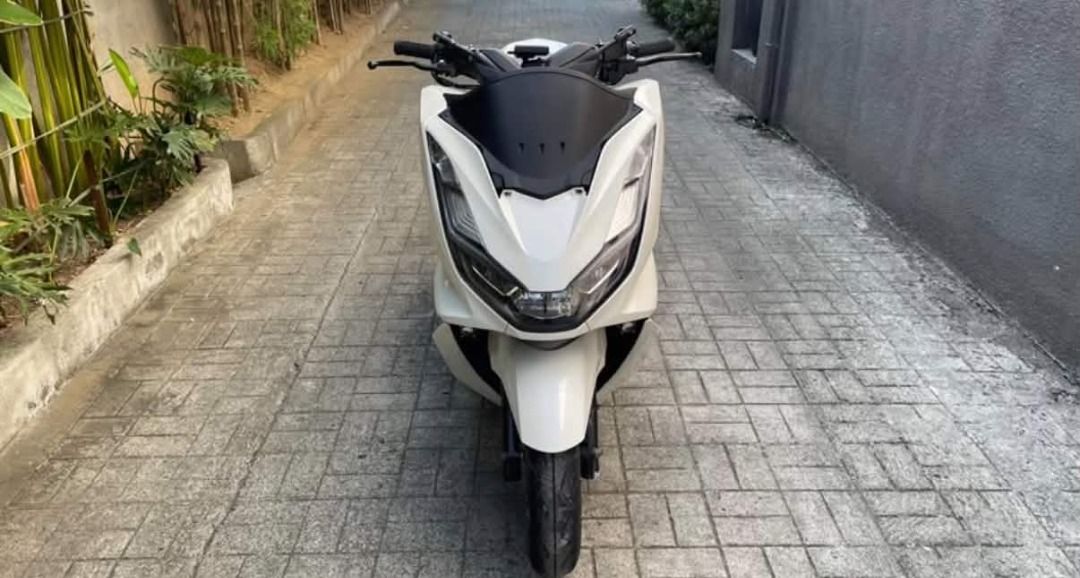 HONDA - 2021 PCX 160 ABS (Category: Motorbikes for Sale) located in Caloocan City. Submitted by fiercefalcon.044bac (Listing ID 1469176114, Image 2). Description: Honda - PCX 160 ABS 2021 - 2022 acquired - complete orig papers - 2 remote key - open deed of sale (first owner) - with id & signature - 26,000 odo reading - all stock engine - every 1,500 km change oil - every 3,000 km gear oil - piaa horn - x1 plus senlo60 watts (mini driving light) -