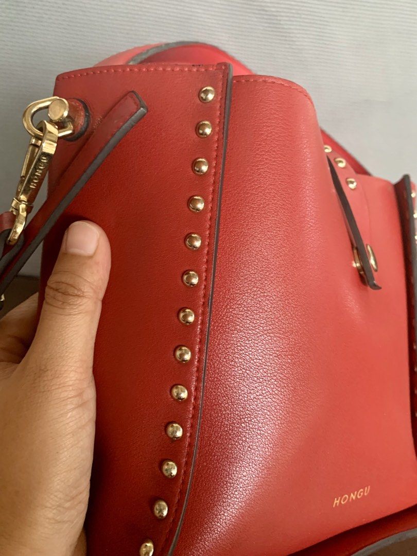 hongu crossbody (Category: Cross-body Bags) located in General Santos City (Dadiangas). Submitted by sarathrift (Listing ID 1469198467, Image 2). Description: Genuine leather .
