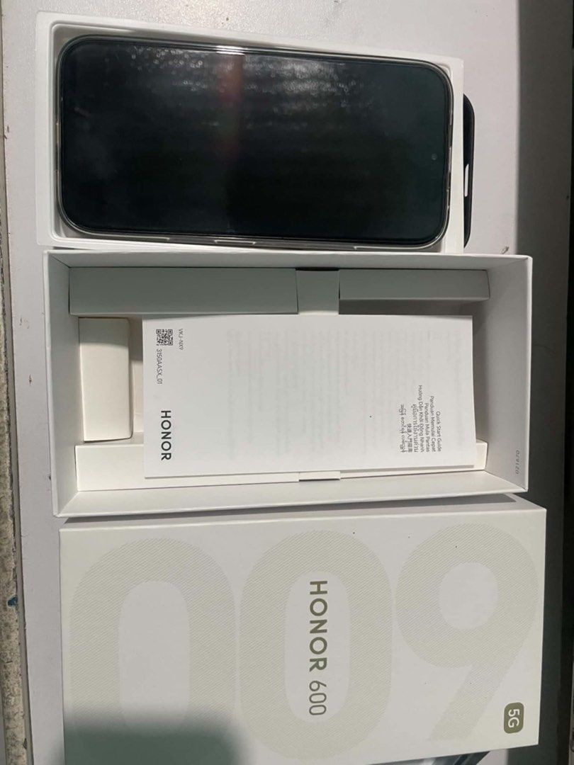 Honor 600 (Category: Android Others) located in Quezon City. Submitted by jpfinds (Listing ID 1469217331, Image 1). Description: - Brand/Model: Honor 600 (VKJ-NX9) 5G - Color: Black - Processor & OS: Snapdragon 7 Gen 4, MagicOS 10 - Memory & Storage: 8GB RAM (+16GB Honor RAM Turbo) / 256GB Internal Storage - Battery: Massive 7000 mAh - Inclusions: Original box, manuals, charger/cable, clear jelly case, and a portable mini speaker - cracked camera
