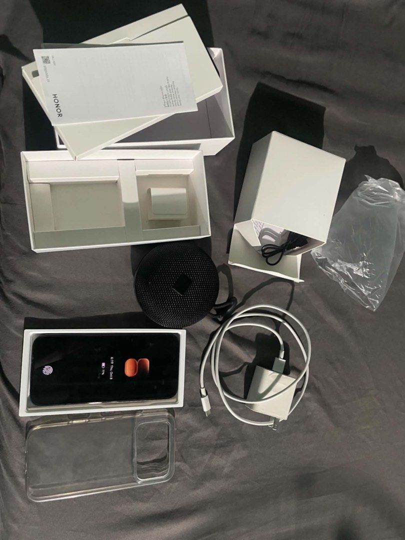 Honor 600 (Category: Android Others) located in Quezon City. Submitted by jpfinds (Listing ID 1469217331, Image 2). Description: - Brand/Model: Honor 600 (VKJ-NX9) 5G - Color: Black - Processor & OS: Snapdragon 7 Gen 4, MagicOS 10 - Memory & Storage: 8GB RAM (+16GB Honor RAM Turbo) / 256GB Internal Storage - Battery: Massive 7000 mAh - Inclusions: Original box, manuals, charger/cable, clear jelly case, and a portable mini speaker - cracked camera