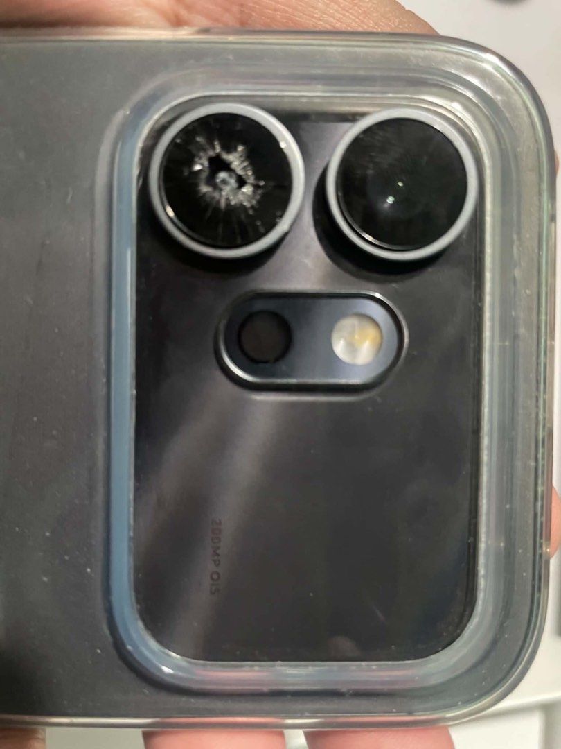 Honor 600 (Category: Android Others) located in Quezon City. Submitted by jpfinds (Listing ID 1469217331, Image 3). Description: - Brand/Model: Honor 600 (VKJ-NX9) 5G - Color: Black - Processor & OS: Snapdragon 7 Gen 4, MagicOS 10 - Memory & Storage: 8GB RAM (+16GB Honor RAM Turbo) / 256GB Internal Storage - Battery: Massive 7000 mAh - Inclusions: Original box, manuals, charger/cable, clear jelly case, and a portable mini speaker - cracked camera