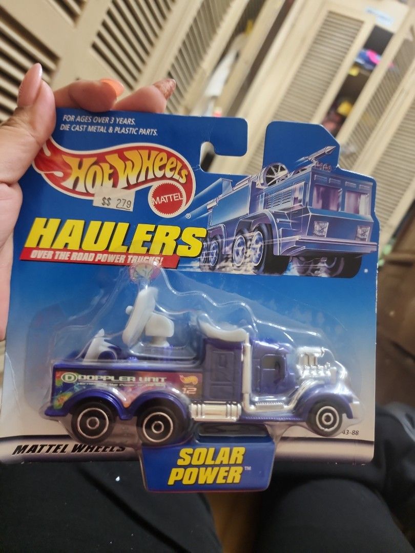 Hot wheels solar power (Category: Interactive Toys) located in Muntinlupa City. Submitted by isidra (Listing ID 1469210313, Image 1). Description: Vintage 2000 Hot Wheels Haulers - Solar Power (Blue Semi Truck) Selling a rare, vintage Hot Wheels Hauler from the year 2000 featuring the Doppler Unit radar setup. - Condition: New in Box (NIB) / Factory Sealed. - Details: The truck inside remains untouched. The blister card has minor shelf wear and a