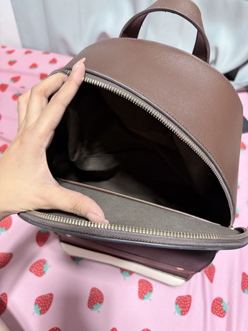 HowRU Cute Bagpack (Category: Backpacks) located in Santo Tomas. Submitted by shafrncsco (Listing ID 1469339074, Image 3). Description: HowRu Cute Bagpack 🩷 Never nagamit Super sturdy ng material Hard Leather 500 🫶 Alabang Area.