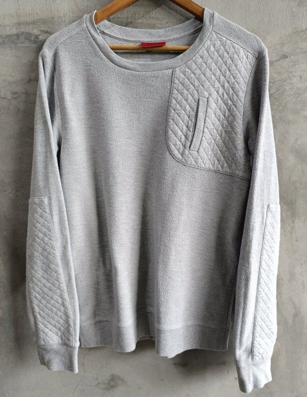Hugo Boss Mens Gray Patch Design SweatShirt (Category: Coats, Jackets and Outerwear) located in Bacoor. Submitted by nineties_kid (Listing ID 1469203907, Image 2). Description: <==• Hugo Boss Mens Gray Patch Design SweatShirt Size: Medium Shoulder width: 18 inches Sleeve length: 28 inches Shirt width: 20.5 inches Shirt length: 29 inches ______ -Modes Of Delivery: J&T/Lalamove/ LBC (Cash on Pick-up/COD) -Meet-up (Bacoor Cavite Area/Mandaluyong-Sha