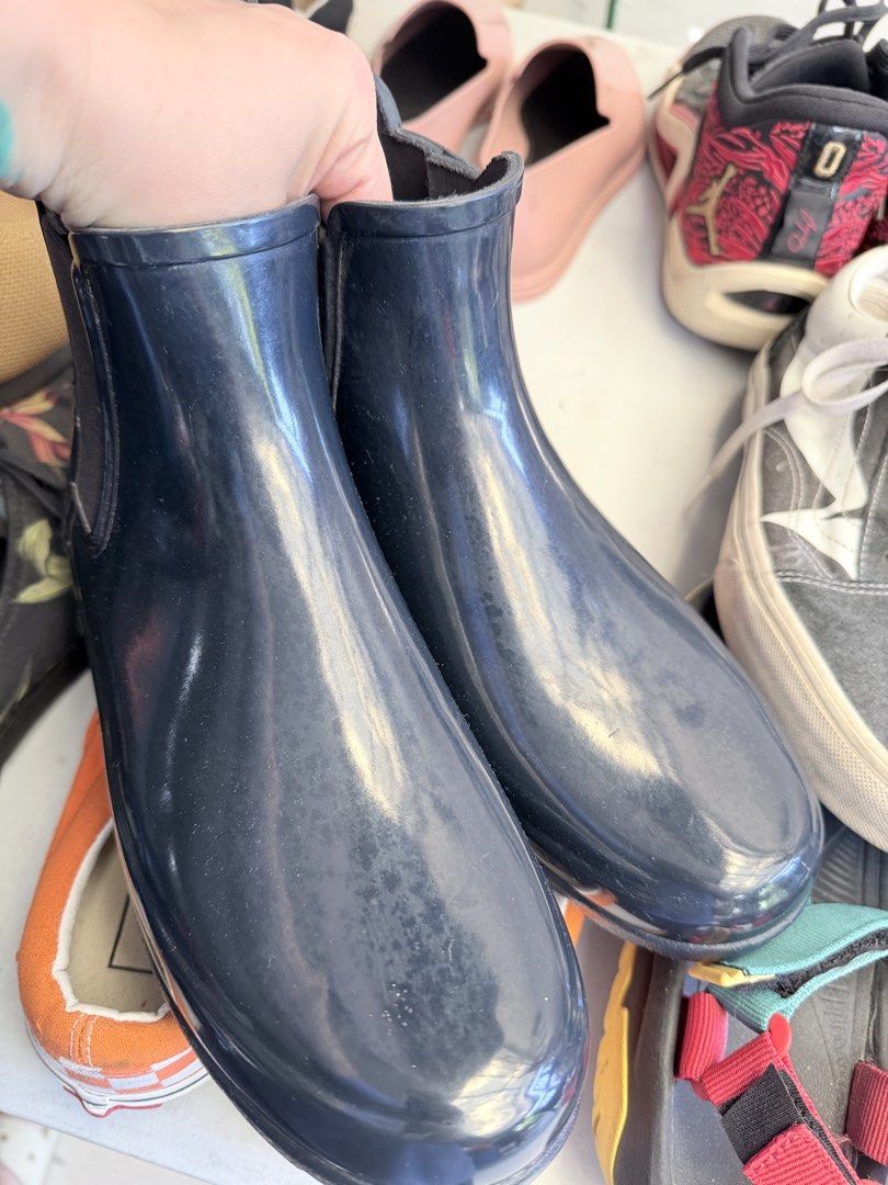 Hunter boots (Category: Boots) located in Pasig City. Submitted by shellbyf (Listing ID 1469163421, Image 2). Description: Hunter boots Bought and stored only Issue: It has a tear on both due to storage but it will not affect the usage as the boots is garterized.