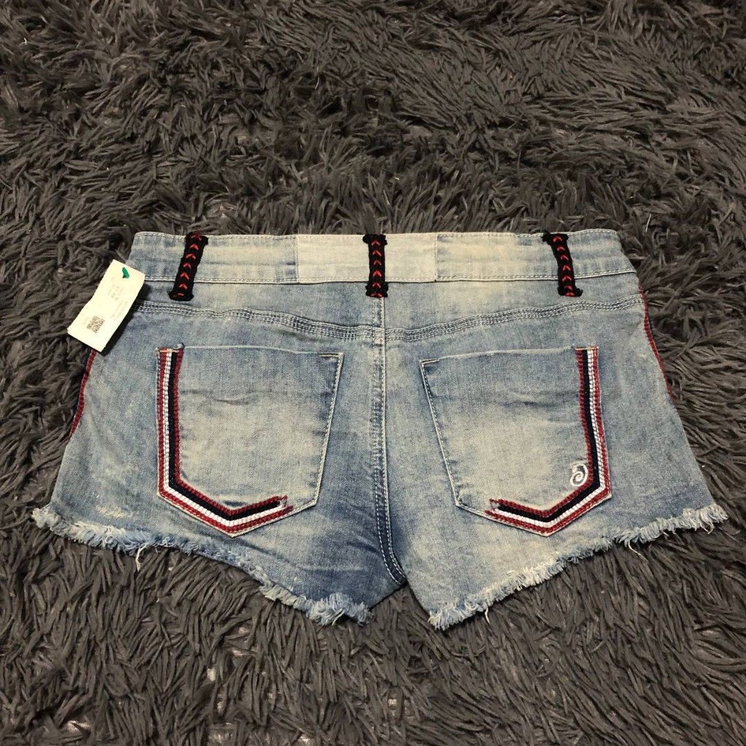 Indigo Rein (Category: Shorts) located in Camiling. Submitted by thriftscape2024 (Listing ID 1469329788, Image 2). Description: Excellent Condition Color rate: 9/10 Issue: ❌❌❌ W: 28 L: 10 Thigh: 10 Leg Opening: 9.