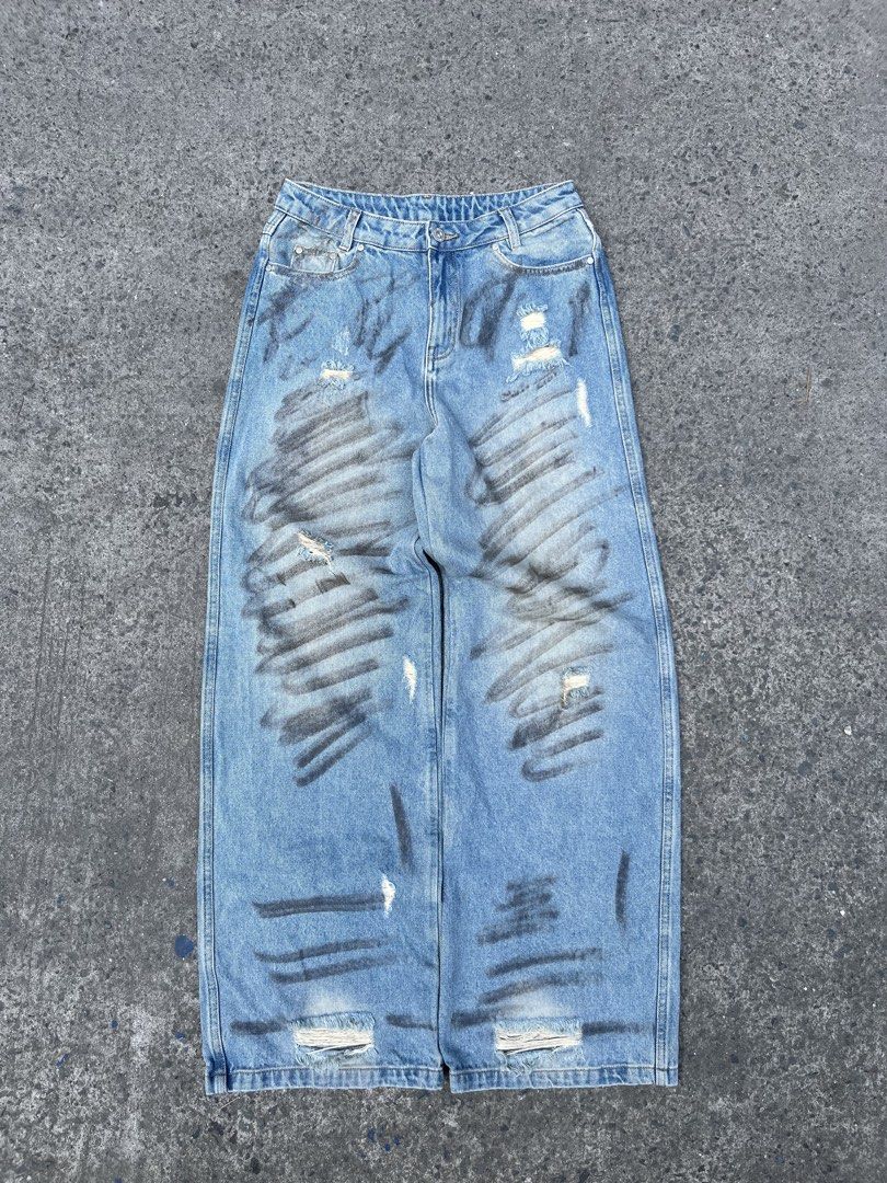 Insect Model Distressed Baggy Jeans (Category: Jeans) located in Cavite. Submitted by kulotjunks (Listing ID 1469198721, Image 1). Description: Insect Model Distressed Baggy Jeans Size: Small Waist: 28 Length: 41 Thigh: 11 Hem: 10.5 Excellent Condition 🏷️ Price: ₱880.