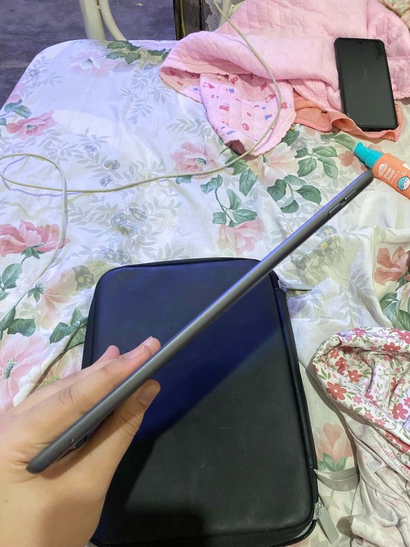 iPad 8th gen (Category: iPad) located in Manila. Submitted by mizzzique (Listing ID 1469393164, Image 1). Description: 🔺SPECS 🔺 Model: iPad 8th Generation Storage: 32GB Display: 10.2-inch RAM: 3GB Connectivity: Wi-Fi + 4G LTE Cellular SIM: Nano-SIM + eSIM Bluetooth: 4.2 Touch ID: Yes, Home button Apple Pencil: compatible sa 1st generation Battery: 32.4 Wh, up to around 10 hours Weight: 495g para sa cellular version OS sa picture: iPadOS 18.6.