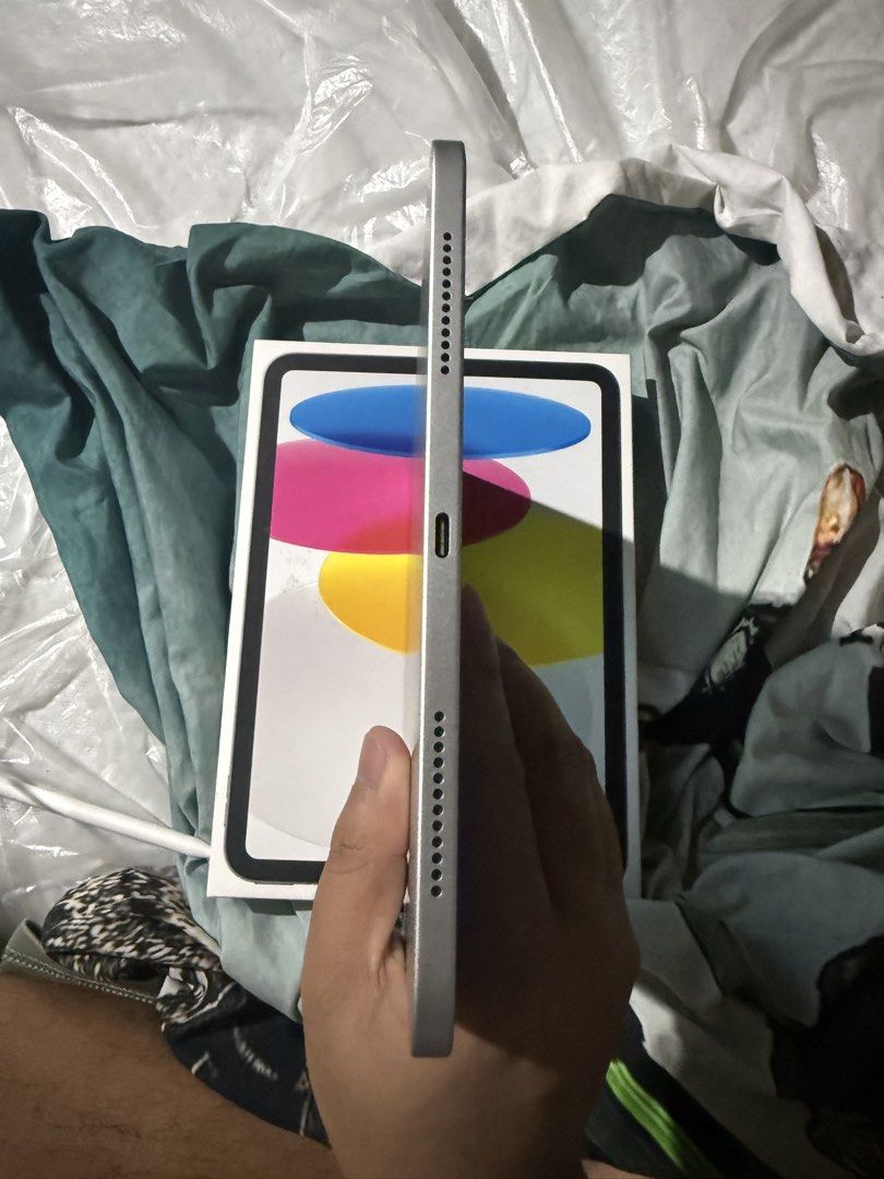 Ipad A16 256gb (Category: iPad) located in Pasay City. Submitted by engr.jgr (Listing ID 1469345543, Image 3). Description: - Model: iPad A16 (Silver, 256GB storage) - Apple Pencil type c included - Condition: Like new, well-maintained with original box included - Features: Clean aluminum body, USB-C port, dual speakers, touch ID / top button - Perfect for productivity, school, and entertainment - Battery Health : 97% - rfs: barely used. - Meetup