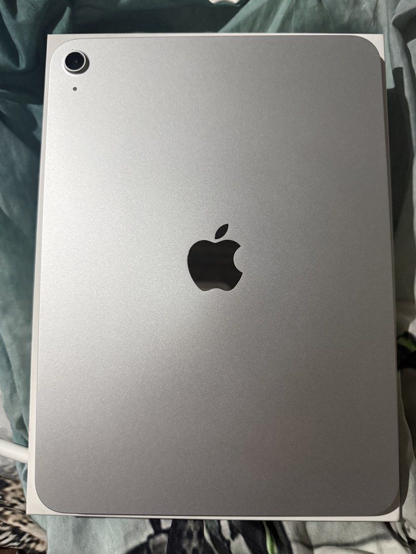Ipad A16 256gb (Category: iPad) located in Pasay City. Submitted by engr.jgr (Listing ID 1469345543, Image 1). Description: - Model: iPad A16 (Silver, 256GB storage) - Apple Pencil type c included - Condition: Like new, well-maintained with original box included - Features: Clean aluminum body, USB-C port, dual speakers, touch ID / top button - Perfect for productivity, school, and entertainment - Battery Health : 97% - rfs: barely used. - Meetup
