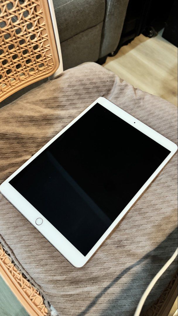 iPad Air 3 256GB (Category: iPad) located in Del Monte. Submitted by jazreenzantua (Listing ID 1469228546, Image 2). Description: Model: iPad Air 3rd Generation * Storage: 256GB * Condition: Secondhand * Physical condition: One minor dent on the upper-left corner, as shown in the photo * Inclusions: Unit only 📌 Please see photos for the actual condition. Buyers are welcome to inspect and test the unit upon meet-up. 📍 Location: Near Timog QC or 