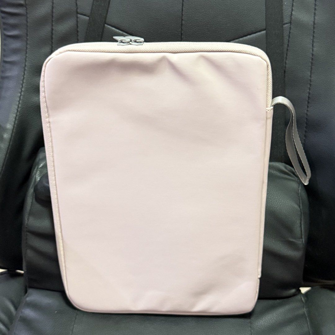 iPad Pouch Bag Case Light Pink 10.9 Inch (Category: Other Mobile & Gadget Accessories) located in Manaoag. Submitted by yeonwuv (Listing ID 1469173630, Image 1). Description: • See close-up photos for flaws (small stain) • Gcash payment | J&T shipping.