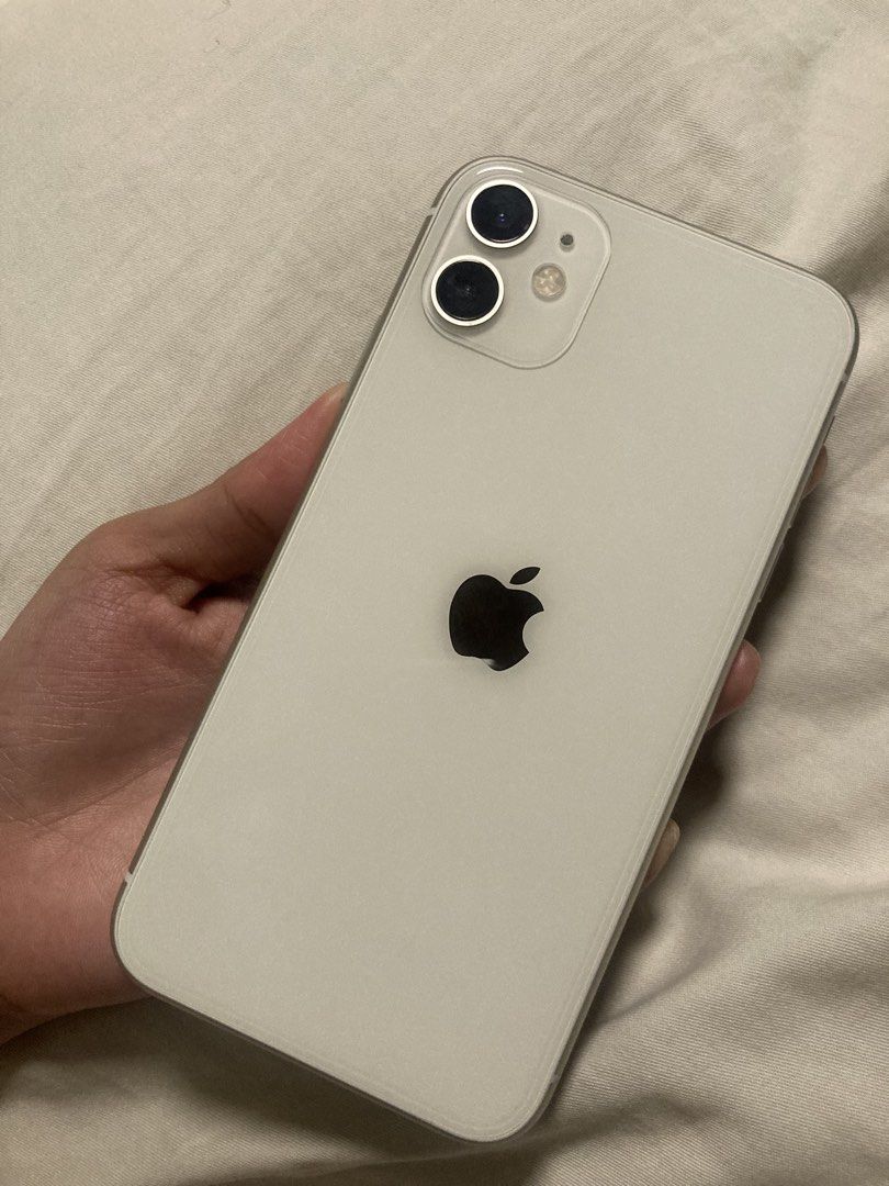 IPHONE 11 256gb (Category: iPhone 11 Series) located in Manila. Submitted by swiftdolphin_968f75 (Listing ID 1469231184, Image 1). Description: IPHONE 11 256gb LP FOR SURE BUYER 100% batt health kakapalit lang nung june Unknown display but working Truetone and face id RFS: Want to upgrade open swap for higher unit add ako.