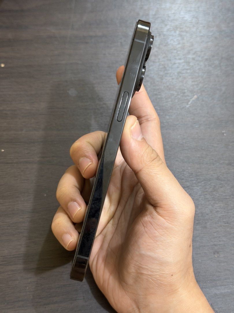 iPhone 14 Pro Max 256GB Space Grey with Box (Category: iPhone 14 Series) located in Mandaluyong City. Submitted by julianyabot (Listing ID 1469328950, Image 3). Description: Battery health 75% No dents no scratches With free 12 cases.