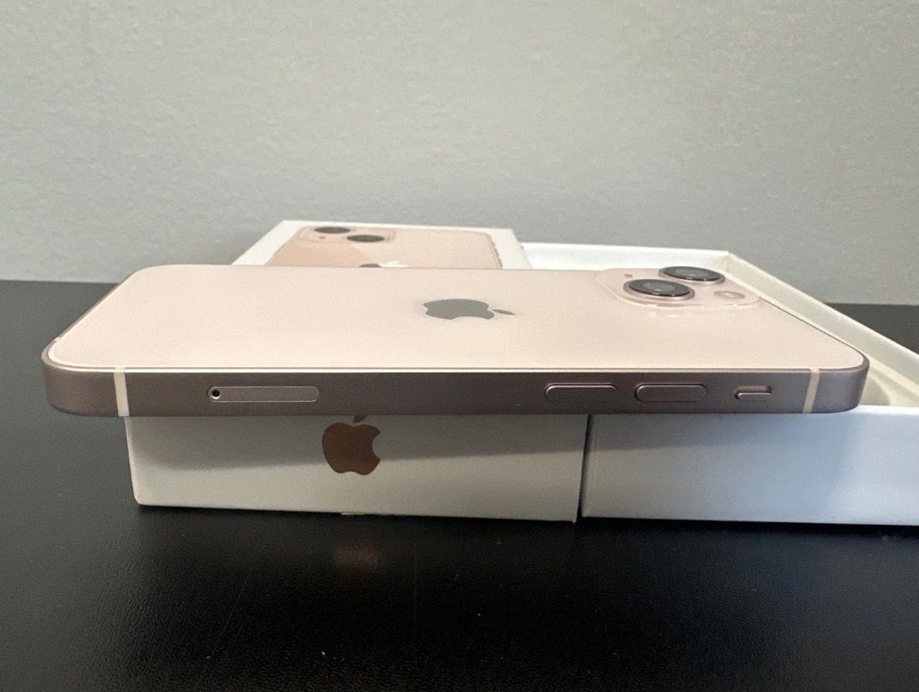 iPhone 13 - No issue Factory unlocked (Category: iPhone 13 Series) located in Tarlac. Submitted by flowi.sis (Listing ID 1469276514, Image 3). Description: Good condition No issue No scratch 100% Original All working Complete Package .