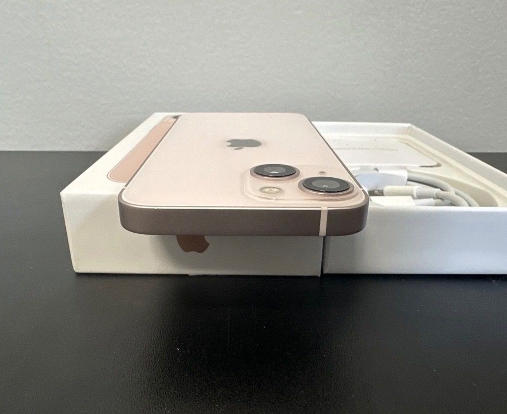 iPhone 13 - No issue Factory unlocked (Category: iPhone 13 Series) located in Tarlac. Submitted by flowi.sis (Listing ID 1469276514, Image 2). Description: Good condition No issue No scratch 100% Original All working Complete Package .