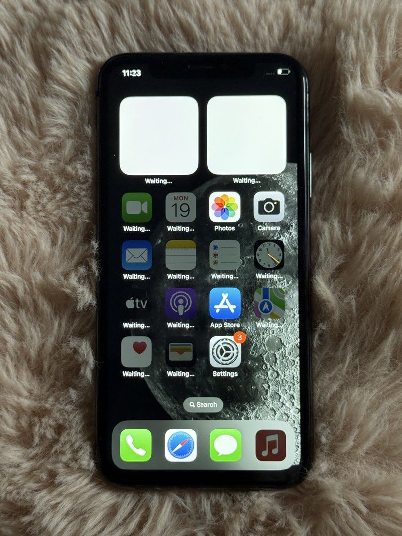 Iphone X 256GB (Category: iPhone X Series) located in Manila. Submitted by xiaoyaoo444 (Listing ID 1469216184, Image 2). Description: bought as a spare phone, battery health 100% have dents, signs of usage ( hindi na kita pag may case) 256 GB no true tone no face ID any sim will do *Unit only.