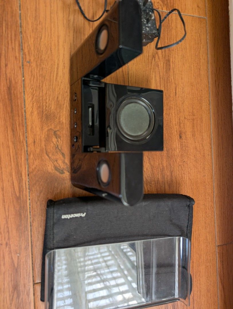 iPod Docking Speaker (set of two) (Category: Soundbars, Speakers & Amplifiers) located in Naga. Submitted by kenshin78 (Listing ID 1469320205, Image 3). Description: As is, with power at gumagana pero May issue. May Kasama na adaptor. from Japan surplus.