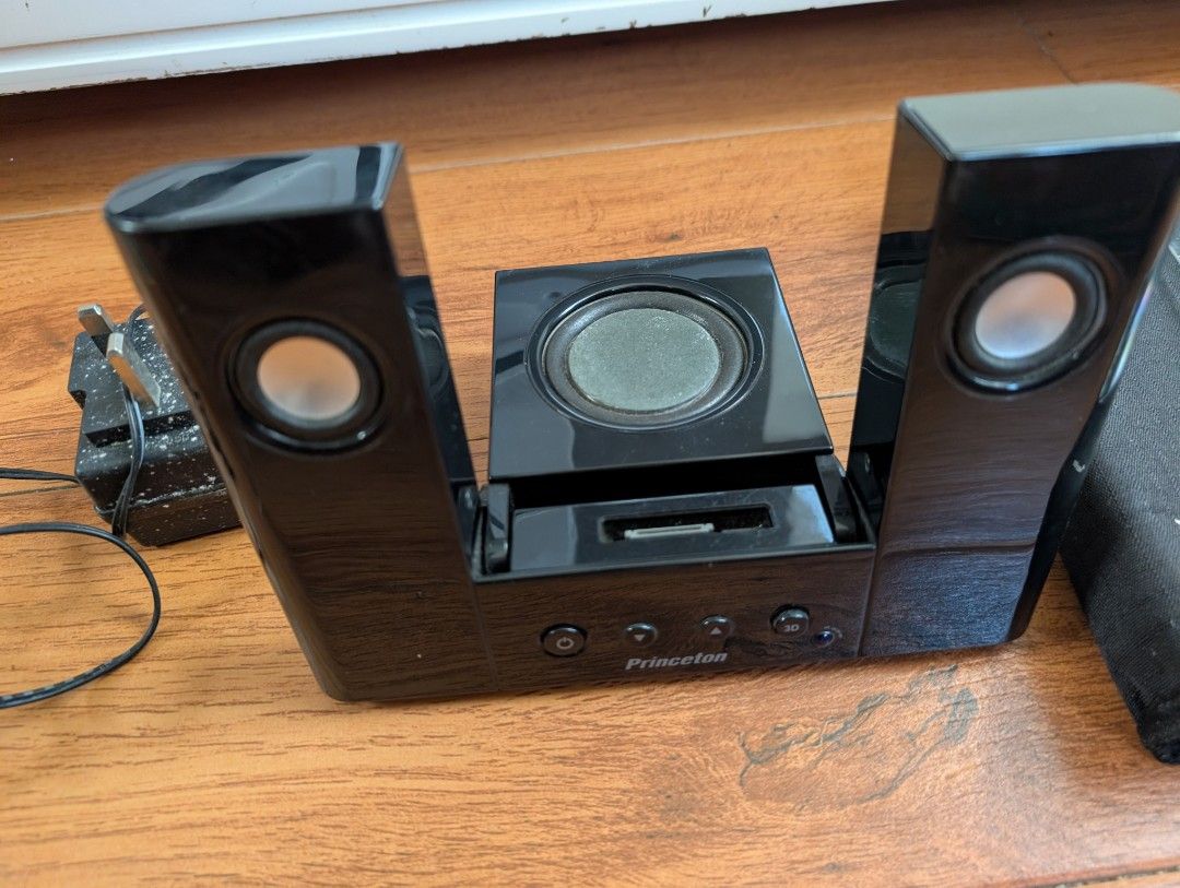 iPod Docking Speaker (set of two) (Category: Soundbars, Speakers & Amplifiers) located in Naga. Submitted by kenshin78 (Listing ID 1469320205, Image 1). Description: As is, with power at gumagana pero May issue. May Kasama na adaptor. from Japan surplus.
