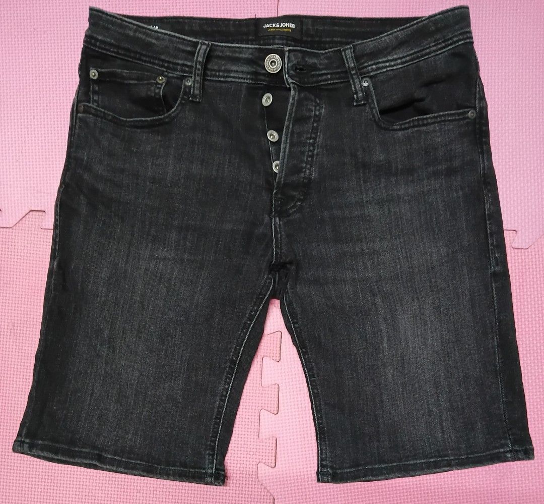 JACK N JONE SHORT JEANS (Category: Shorts) located in Manila. Submitted by 6ram9 (Listing ID 1469213353, Image 1). Description: excellent Condition no issue 32 waistline 19 lenGth.