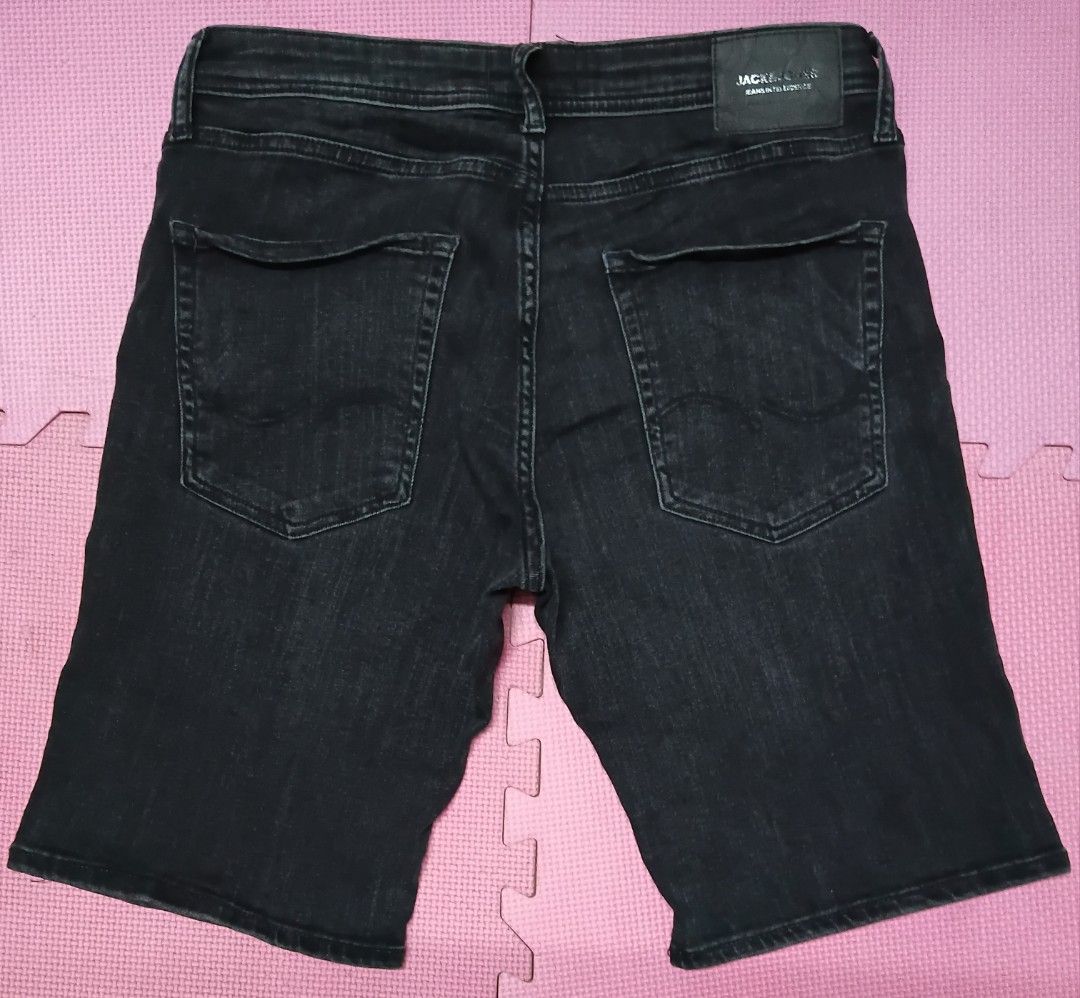 JACK N JONE SHORT JEANS (Category: Shorts) located in Manila. Submitted by 6ram9 (Listing ID 1469213353, Image 2). Description: excellent Condition no issue 32 waistline 19 lenGth.
