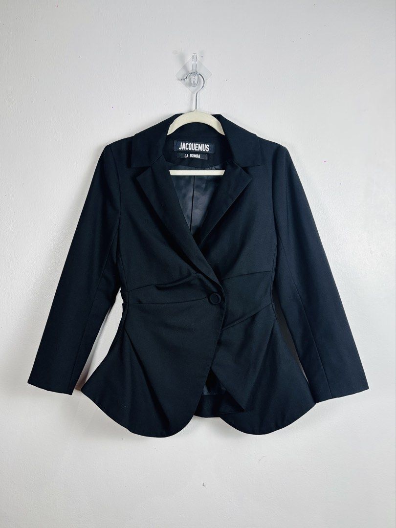 Jacquemus La Bomba Wool Blazer Black Size M (Category: Coats, Jackets and Outerwear) located in Dasmarinas. Submitted by goldengem_e4eb01 (Listing ID 1469169848, Image 1). Description: JAC.QUEMUS LA BOMBA COLLECTION.RUNWAY PIECE.AUTHENTIC BLACK LE SOUK WOOL BLAZER JACKET.TAILORED WRAP FRONT SINGLE BUTTON CLOSURE.WITH DRAMATIC RUCHED PEPLUM HEM.SIZE M ON TAG.RETAIL FOR 39K-56K SHOULDER - 15 TO 16 ARM HOLE - 18 DIAMETER ARM LENGTH - 22 BUST - 36 WA