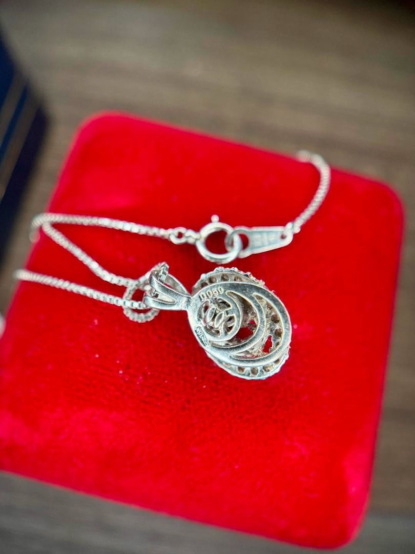 JAPAN PLATINUM & DIAMONDS SPINNER PENDANT (Category: Body Jewelry) located in Baguio. Submitted by asna_taku (Listing ID 1469245231, Image 3). Description: ✨ JAPAN PLATINUM & DIAMONDS SPINNER PENDANT ✨ 💎 A little sparkle, a touch of luxury, and a unique spinning design! This beautiful Japan-sourced platinum pendant features approximately 0.50ct diamonds in an intricate oval setting. Elegant from every angle, even the back has beautiful detailing