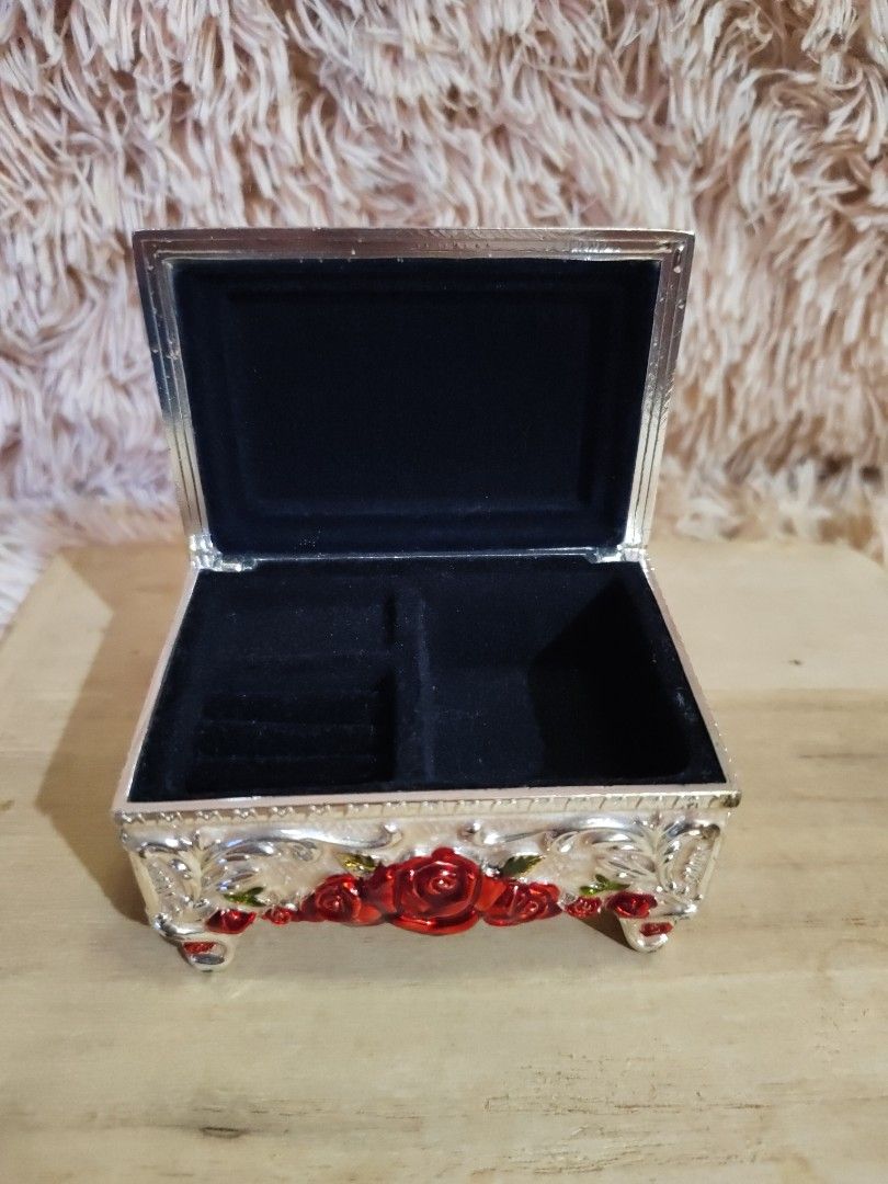 Jewelry box (Category: Accessory Holder, Box & Organizers) located in Davao. Submitted by dvo_jpnstuff (Listing ID 1469247054, Image 3). Description: size :2*4* 4 inches.