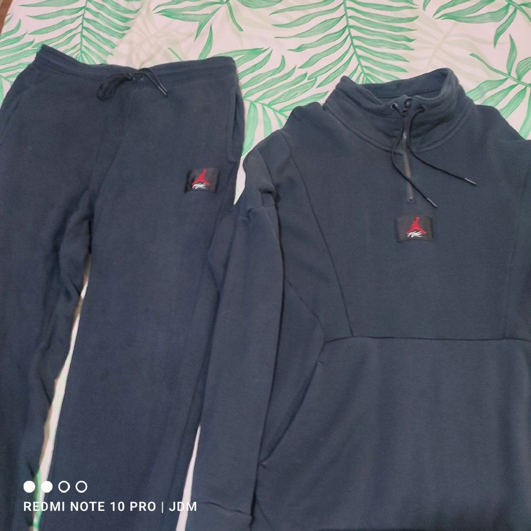 Jordan Overall Set Jacket and Jogger (Category: Activewear) located in Antipolo. Submitted by klashnikov (Listing ID 1469243114, Image 3). Description: Selling as set Top:jordan Flight loop 1/4 zip sweatshirt Size:2xl Dimes:23"x29.5" -------------------------+ Pants: Jordan Fleece Jogger Size:XL Dimes: waist 34"-40"xLength 42" (hem7")( leg opening 12") Tags:Intact Condition:Excellent Honest issue:used Payment option:Bank transfer,gcash,cash ₱2000