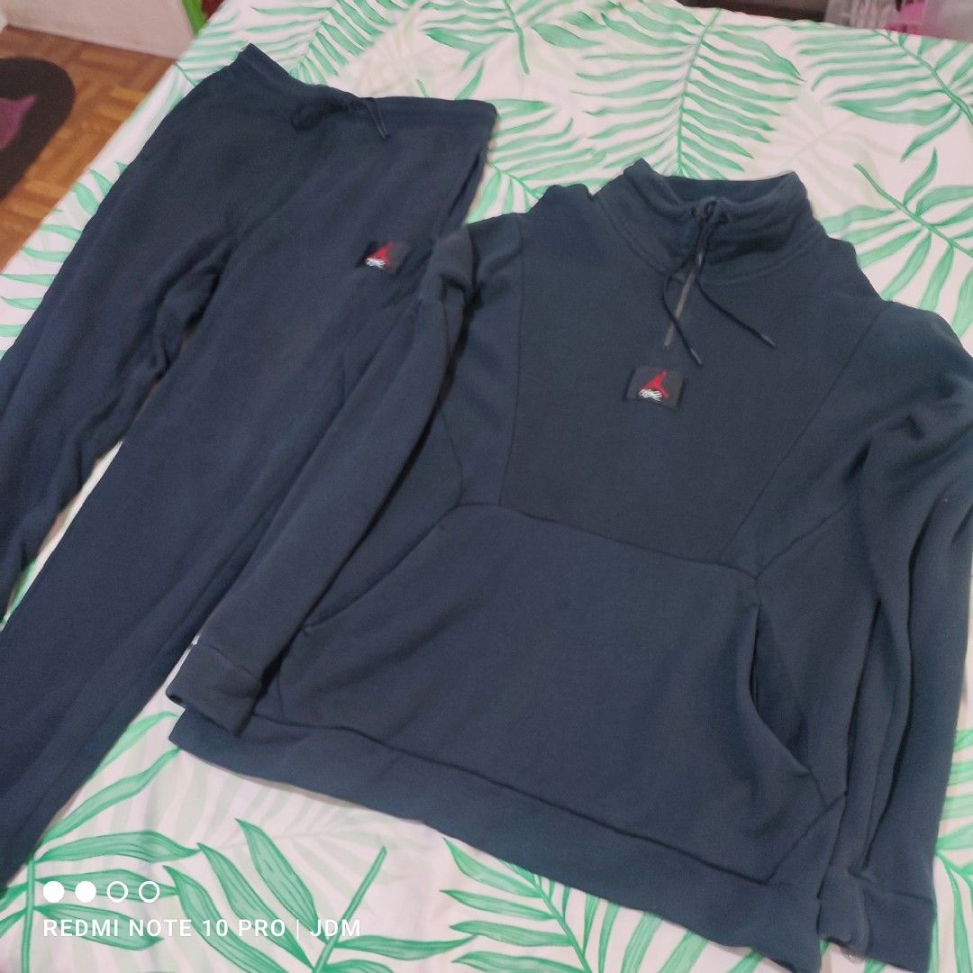 Jordan Overall Set Jacket and Jogger (Category: Activewear) located in Antipolo. Submitted by klashnikov (Listing ID 1469243114, Image 1). Description: Selling as set Top:jordan Flight loop 1/4 zip sweatshirt Size:2xl Dimes:23"x29.5" -------------------------+ Pants: Jordan Fleece Jogger Size:XL Dimes: waist 34"-40"xLength 42" (hem7")( leg opening 12") Tags:Intact Condition:Excellent Honest issue:used Payment option:Bank transfer,gcash,cash ₱2000