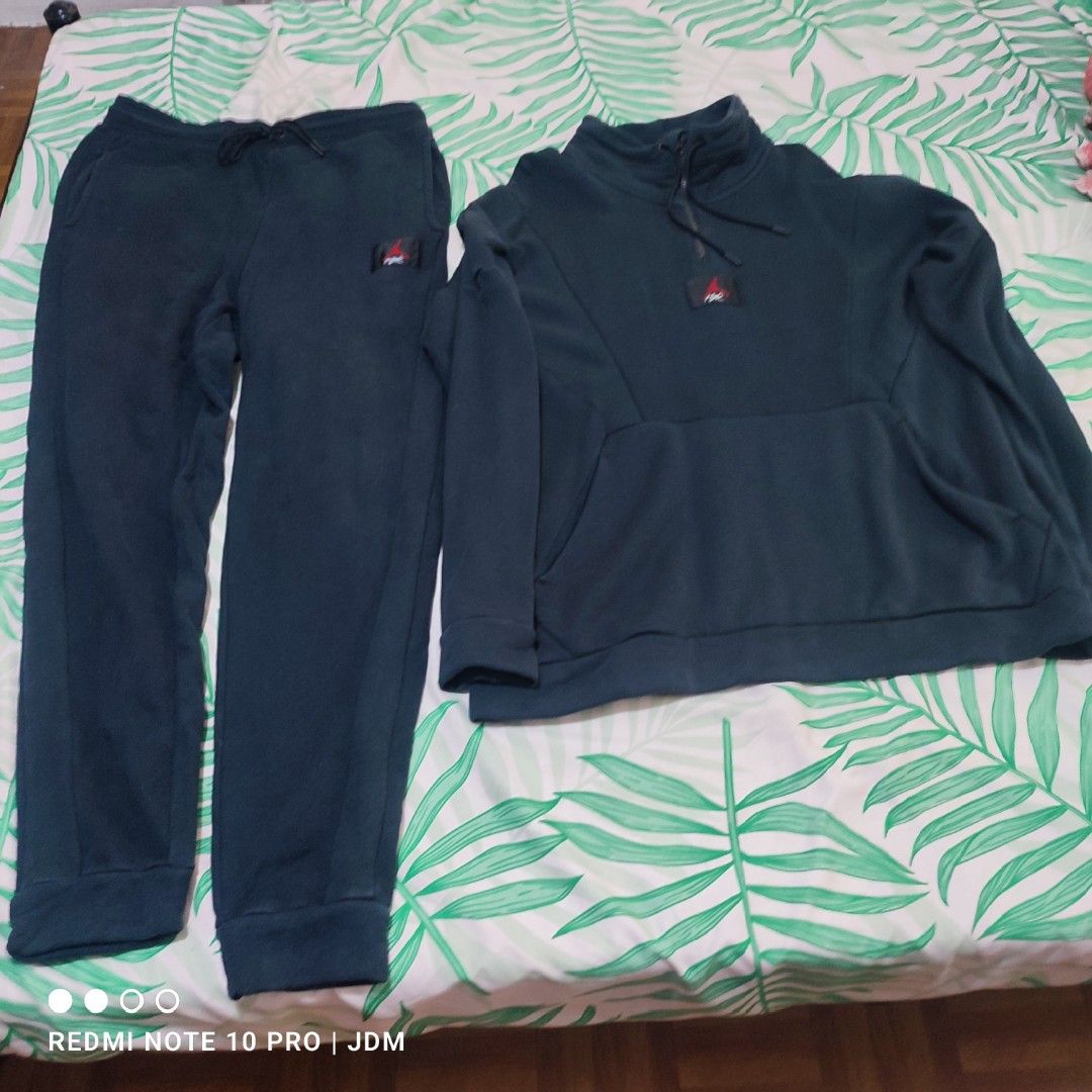 Jordan Overall Set Jacket and Jogger (Category: Activewear) located in Antipolo. Submitted by klashnikov (Listing ID 1469243114, Image 2). Description: Selling as set Top:jordan Flight loop 1/4 zip sweatshirt Size:2xl Dimes:23"x29.5" -------------------------+ Pants: Jordan Fleece Jogger Size:XL Dimes: waist 34"-40"xLength 42" (hem7")( leg opening 12") Tags:Intact Condition:Excellent Honest issue:used Payment option:Bank transfer,gcash,cash ₱2000