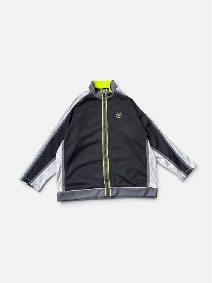 Jordan Warm up Jacket (Category: Coats, Jackets and Outerwear) located in Dagupan City. Submitted by nostalgiathrives (Listing ID 1469263660, Image 1). Description: Jordan Warm up Jacket Size: Large Length: 29 Width:23 Issue: Minimal lints and bakbak sa reflectorized 1200 plus sf.