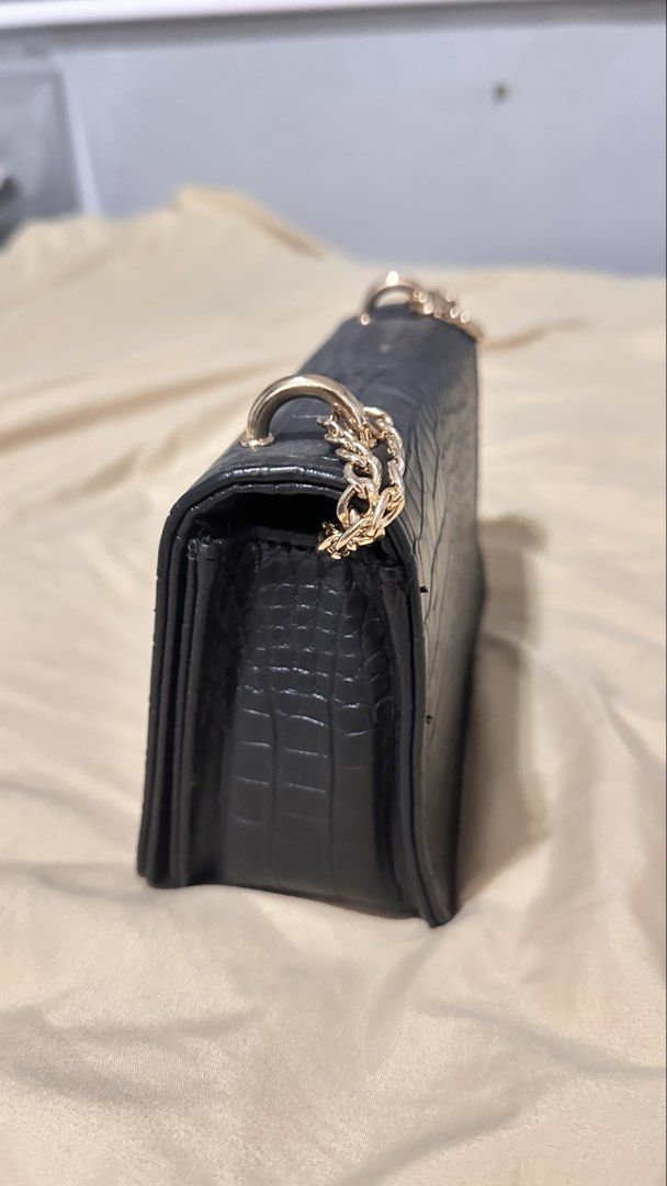 Jovanni Cross body bag (Category: Shoulder Bags) located in San Fernando. Submitted by stephgxr (Listing ID 1469302436, Image 3). Description: Jovanni Cross Body Bag ₱300 Color: Black Condition: Used once .