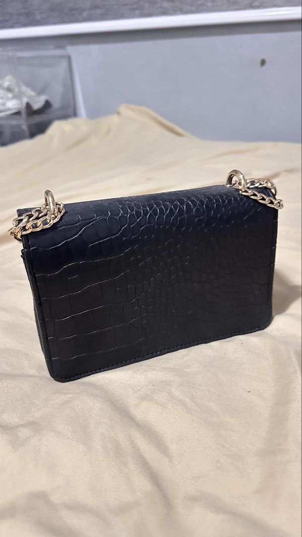 Jovanni Cross body bag (Category: Shoulder Bags) located in San Fernando. Submitted by stephgxr (Listing ID 1469302436, Image 2). Description: Jovanni Cross Body Bag ₱300 Color: Black Condition: Used once .