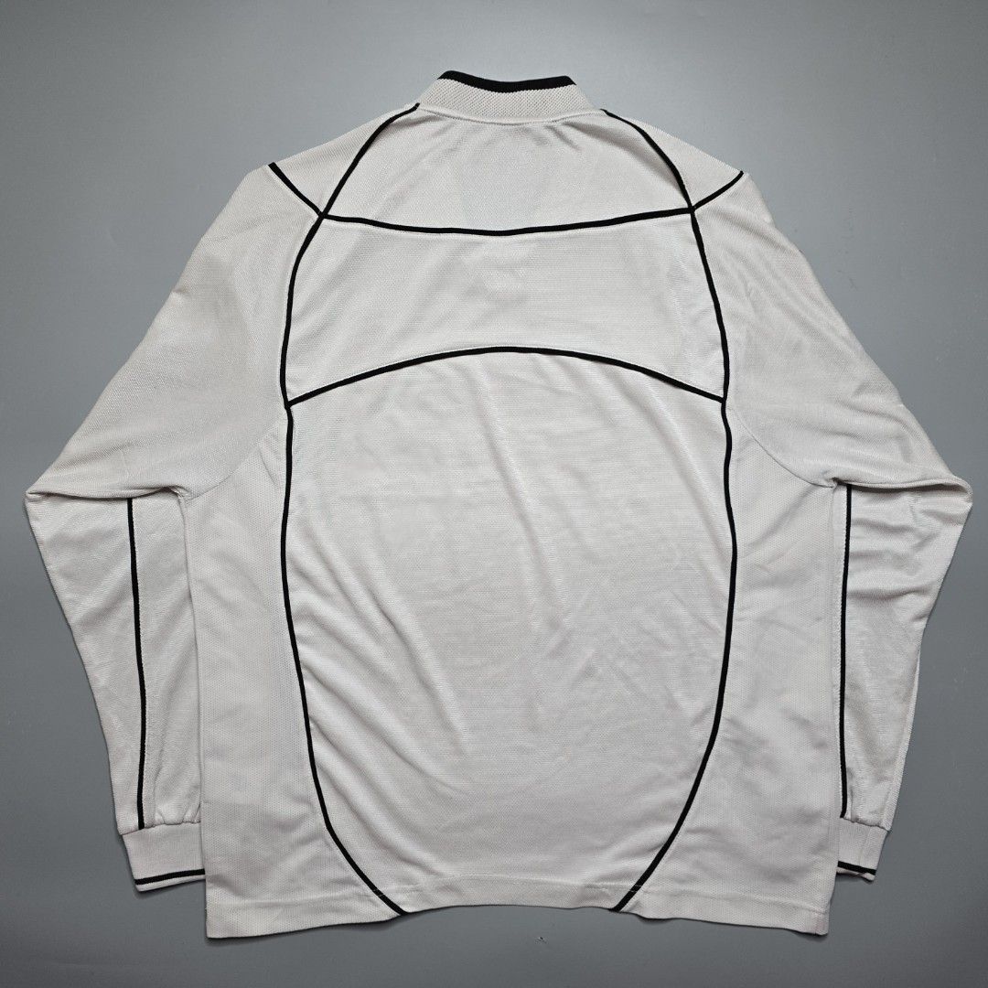 Juventus 2002/2003 Away Long-Sleeve Jersey (Category: Activewear) located in Malabon City. Submitted by buynflex (Listing ID 1469255211, Image 2). Description: Juventus 2002/2003 Away Long-Sleeve Jersey Size XL Used Good Condition.