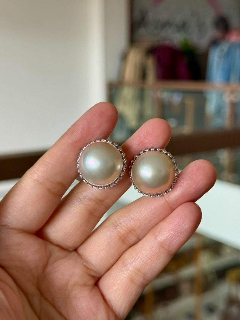 K14 WHITE GOLD MABE PEARL EARRINGS (Category: Earrings) located in Baguio. Submitted by asna_taku (Listing ID 1469253159, Image 2). Description: 🤍✨ K14 WHITE GOLD MABE PEARL EARRINGS | JAPAN GOLD ✨ Pearl elegance that never goes out of style! 🤍 Look at that gorgeous iridescent glow! These statement Mabe pearl earrings feature luminous, rainbow-like overtones framed in intricate K14 white gold settings. Classy, elegant, and beautifully timeless.