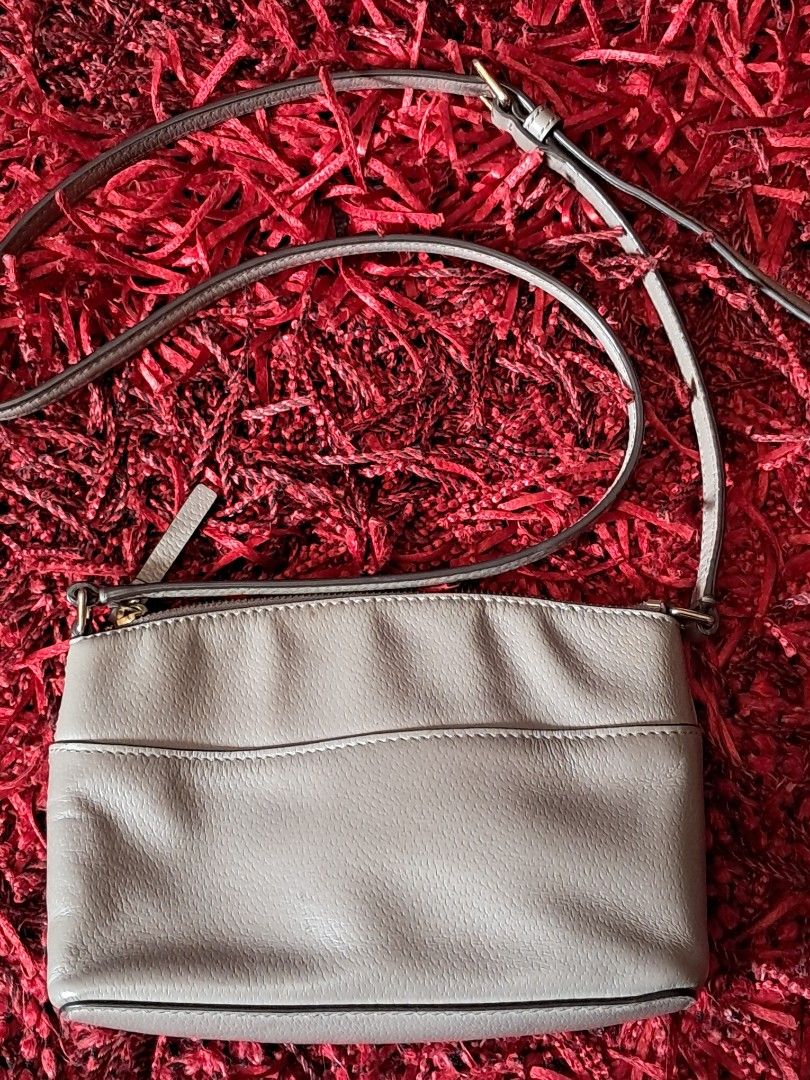 Kate Spade (Category: Cross-body Bags) located in Quezon City. Submitted by dealtoshop (Listing ID 1469170942, Image 2). Description: 100% Original Kate Spade Leather Sling Bag. In pristine condition. Please see the photos for your references..
