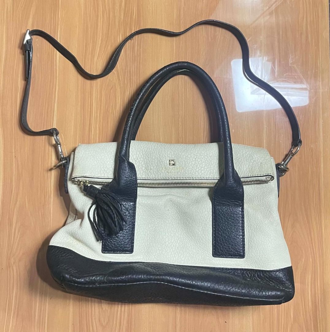 Kate Spade Black and White Leather Handbag (Category: Shoulder Bags) located in Manila. Submitted by senggggg. (Listing ID 1469190317, Image 1). Description: good condition working zip sign of use check details and size.