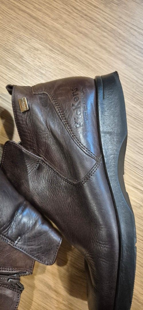 Kickers Brown Leather Ankle Boots with Zipper (Category: Boots) located in Makati City. Submitted by razorheadachemanila (Listing ID 1469233493, Image 3). Description: - Brand/Model: Kickers Brown Leather Ankle Boots - Closure: Side zipper for easy slip-on and off - Sole: Flat black rubber soles for a solid, non-slip grip - Detail: Subtle embossed logo near the collar - Style: Classic, versatile everyday footwear ideal for casual outfits - Condit
