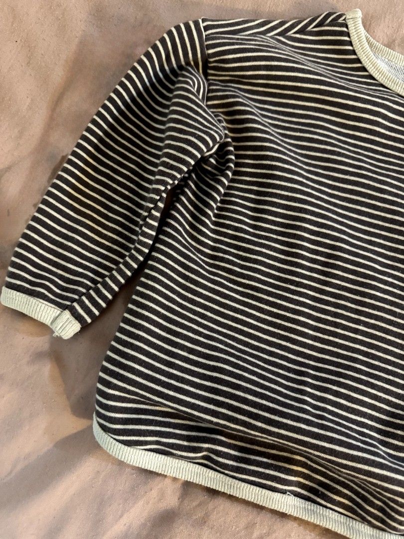 Kids Brown Stripes Sweatshirt (Category: Babies & Kids Fashion) located in Manila. Submitted by withlovesam (Listing ID 1469269490, Image 2). Description: size 120 fits 4-5y/o kid.