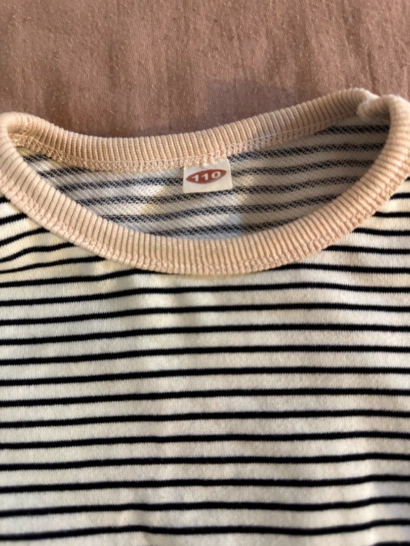 Kids White Stripes Sweatshirt (Category: Babies & Kids Fashion) located in Manila. Submitted by withlovesam (Listing ID 1469269827, Image 2). Description: size 110 fits 3-4y/o kid.