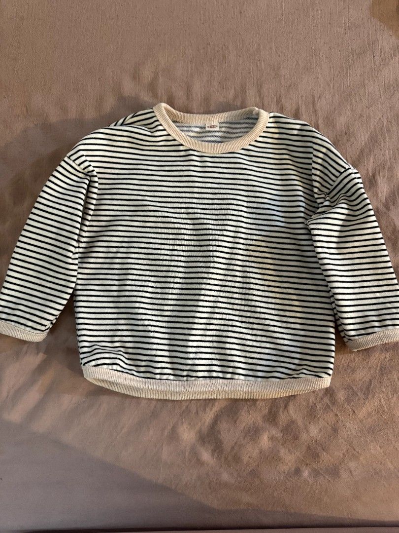 Kids White Stripes Sweatshirt (Category: Babies & Kids Fashion) located in Manila. Submitted by withlovesam (Listing ID 1469269827, Image 1). Description: size 110 fits 3-4y/o kid.
