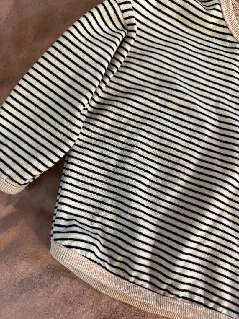Kids White Stripes Sweatshirt (Category: Babies & Kids Fashion) located in Manila. Submitted by withlovesam (Listing ID 1469269827, Image 3). Description: size 110 fits 3-4y/o kid.
