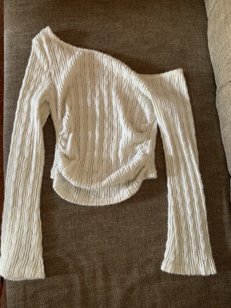 Knitted long sleeve (Category: Longsleeves) located in Camalig. Submitted by abyssia (Listing ID 1469184766, Image 1). Description: .