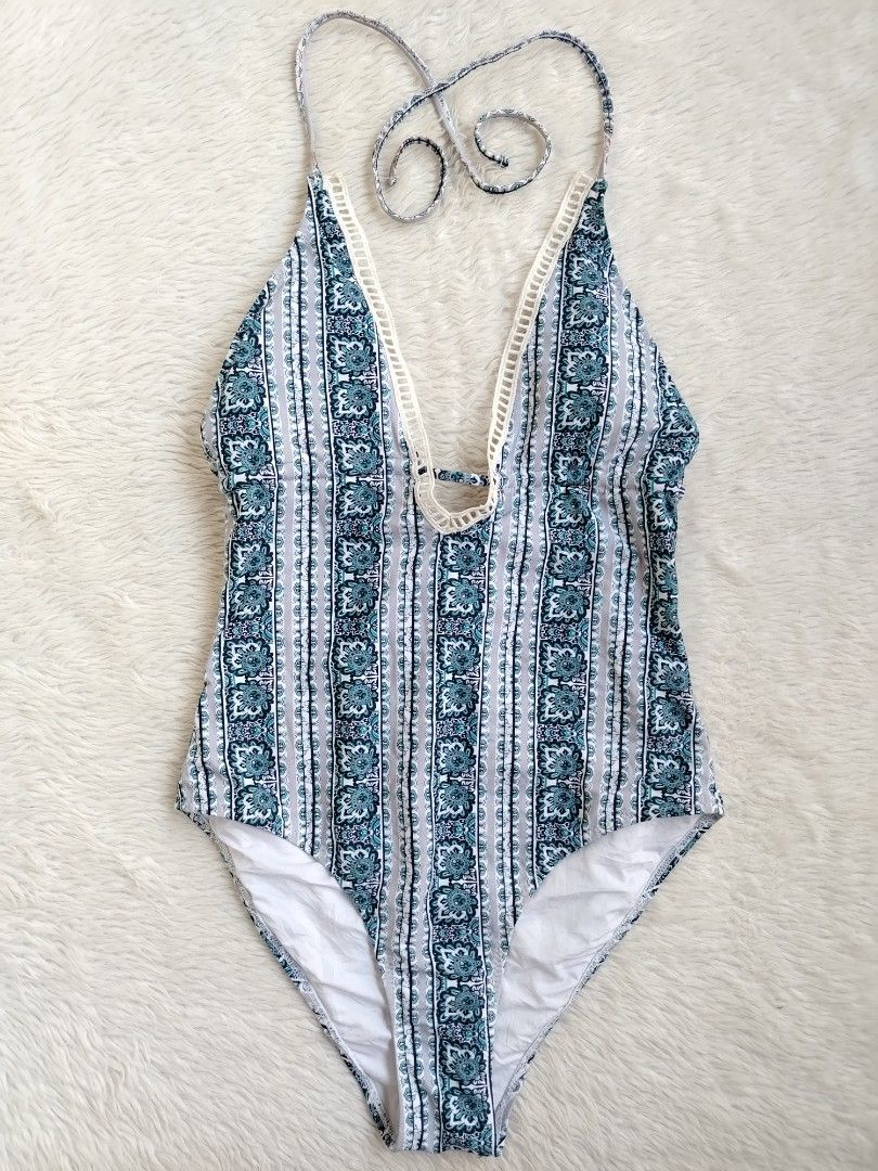 (L) Cupshe (Category: Bikinis & Swimsuits) located in Paranaque City. Submitted by closetbykimkirsten (Listing ID 1469225633, Image 1). Description: 🎀Like New🎀 ✨Brand: Cupshe ⚡Padded 🪷Size: Large 💸Price: P280 (Non Negotiable) ♦️All Items are PRELOVED in good condition. ♦️Please do manage your expectations. ♦️WASH before USE ♦️BUY at your own RISK 🔥NO RETURN NO EXCHANGE POLICY🔥 ⛔BOGUS BUYER/JOY RESERVER will be posted in every groups⛔.