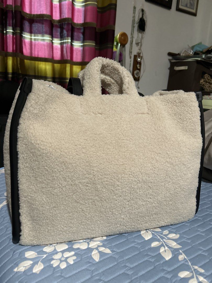 Lacoste 1933 Lars Heritage Tote (Category: Tote Bags) located in Alitagtag. Submitted by patrickvillanueva (Listing ID 1469212824, Image 2). Description: The Lacoste Lars Heritage Tote (Product Ref: NU5117HX) is an elegant, retro-inspired shopper bag designed for casual everyday use or city outings. Key Product Specifications • Design & Aesthetic: Features a textured, cozy cream faux fur (shearling-style) body paired with contrasting black leathe