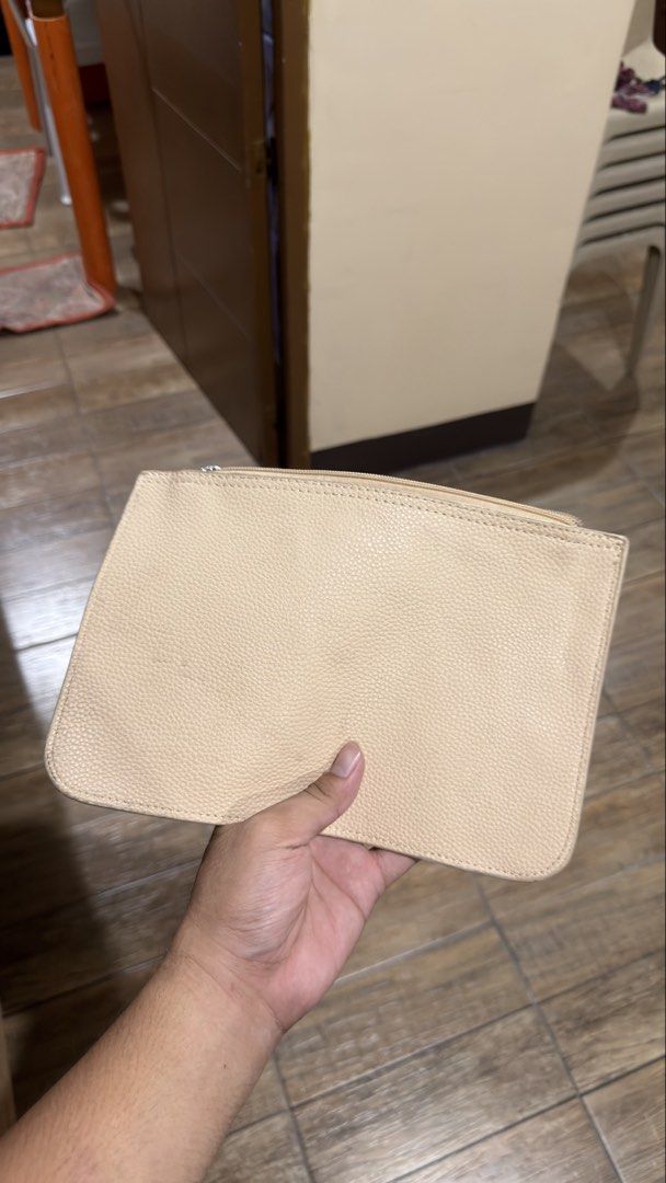 LACOSTE CREAM POUCH (Category: Purses & Pouches) located in Manila. Submitted by urban.vintage (Listing ID 1469309784, Image 2). Description: ISSUE: NONE (NEED WASH) MOP :GCASH (NO COD) SHIP VIA: LALAMOVE & J&T LOCATION: PASIG CITY.