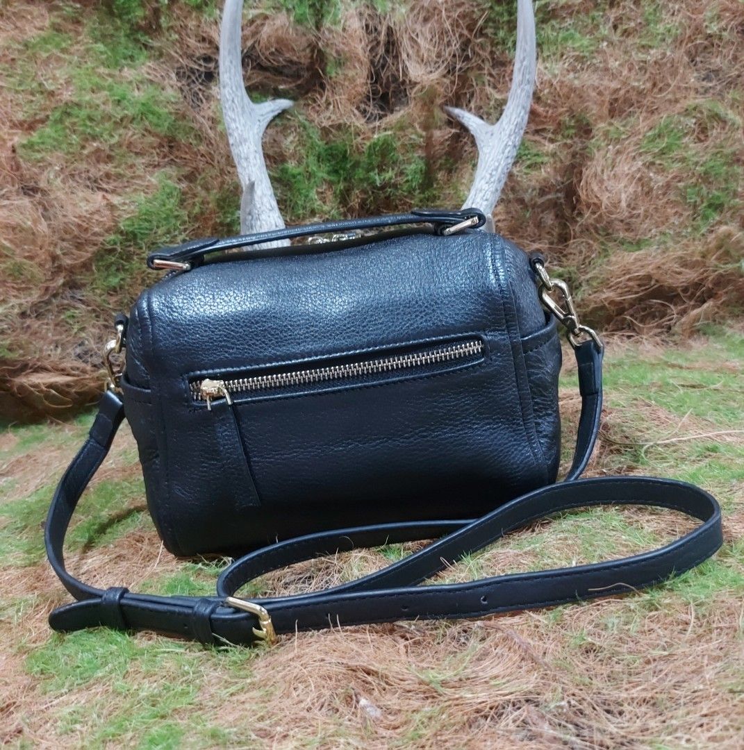 lady's slingbag (Category: Cross-body Bags) located in Baguio. Submitted by swiftdragon.1466ef (Listing ID 1469298352, Image 2). Description: .thrifted bag. pravi small size genuine leather material fits long wallet, cp vguc.. L-8.5", H-6", W-4.5"... j&t courier payment first plus sf, baguio city location.... .